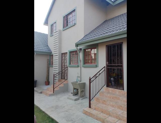 3 BEDROOM TOWNHOUSE FOR SALE IN KOSMOSDAL